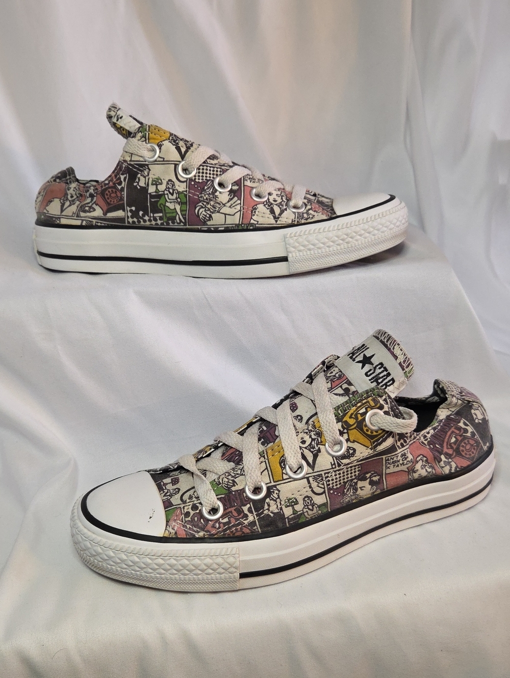 Unisex Converse Low Top Comic-Print Sneakers